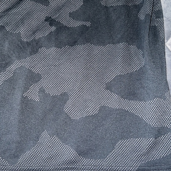 Boys SZ YLG UNDER ARMOUR Black Camo Dr-Fit short sleeve shirt - Picture 2 of 6